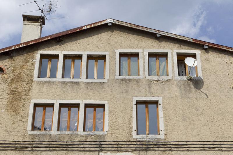 Fenêtres multiples de l'immeuble au 80 rue de la République (AE 33).