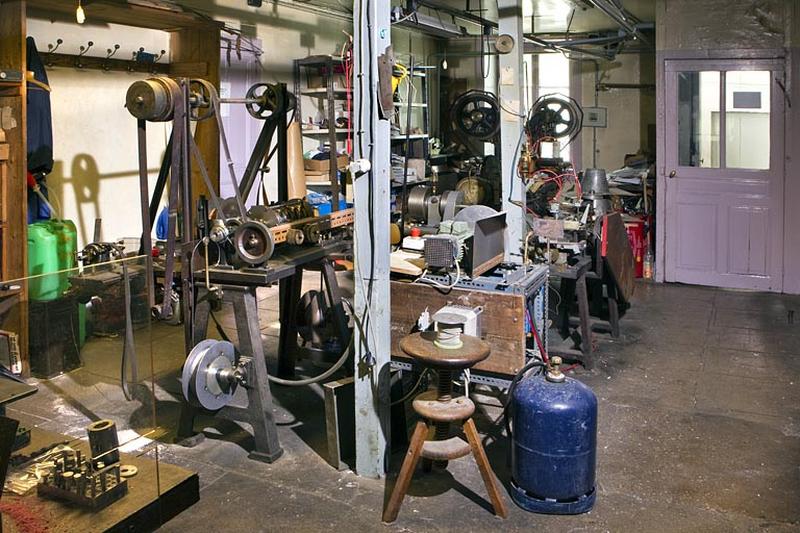 Intérieur de l'atelier de fabrication des branches cordées, depuis le côté rivière.