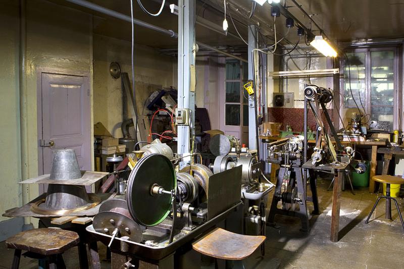 Intérieur de l'atelier de fabrication des branches cordées, depuis le côté rue.