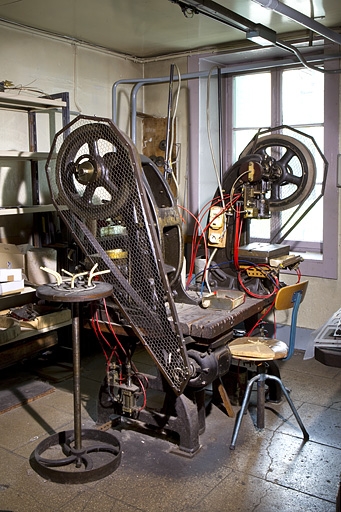 Presse Perla (usine de lunetterie Gouverneur-Audigier, 66 rue de la République, Morez).