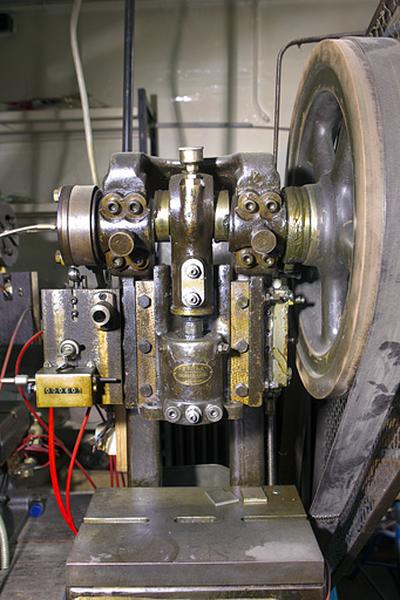 2 machines à découper, estamper et marquer (presses à excentrique Richert-Laval modèle Perla)