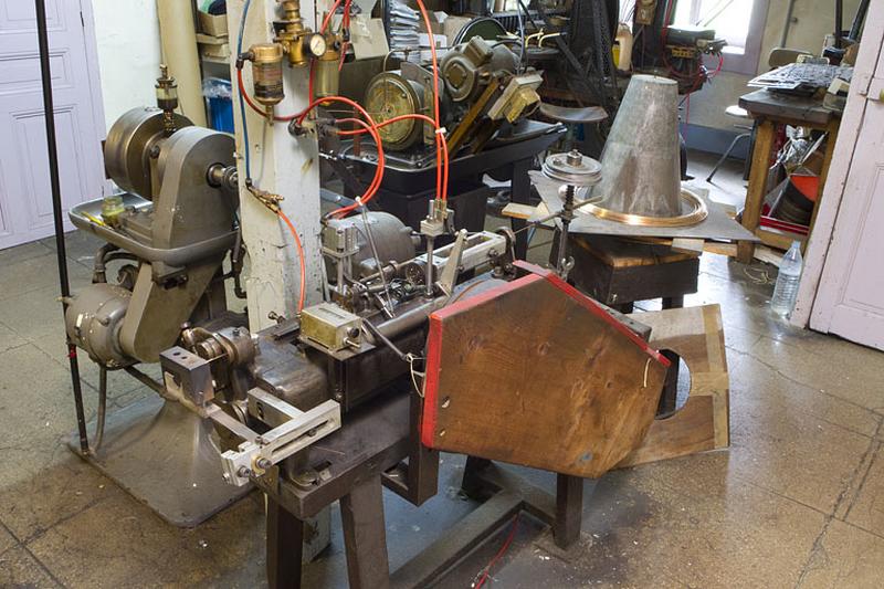 Machine à dégauchir, découper et recuire