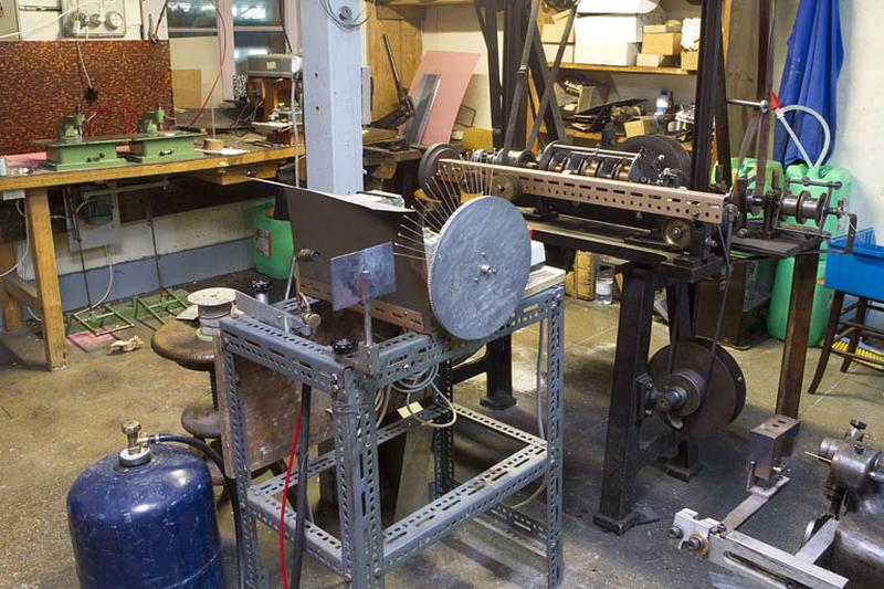 Atelier de fabrication des branches cordées : machine à recuire et machine à torsader dite la Demoiselle.