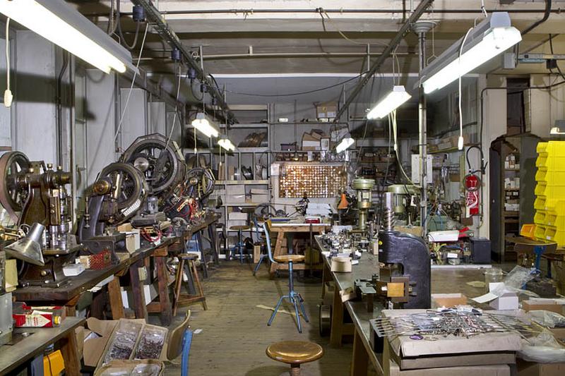 Atelier de fabrication côté rue : les presses.