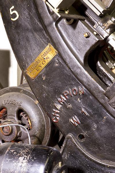 4e presse (Champion) : inscription donnant le nom du constructeur et plaque du marchand.