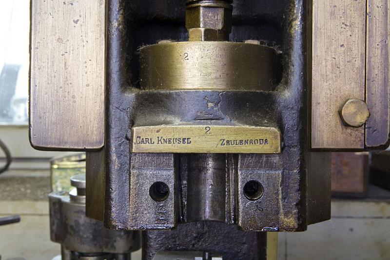7e presse (Kneusel) : inscription donnant le nom du constructeur.