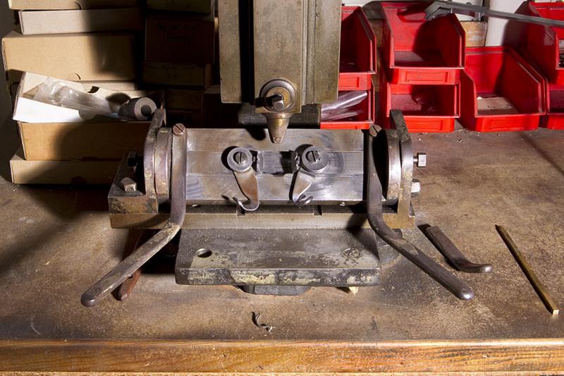 Machine à cintrer les nez de lunettes dite coulisseau