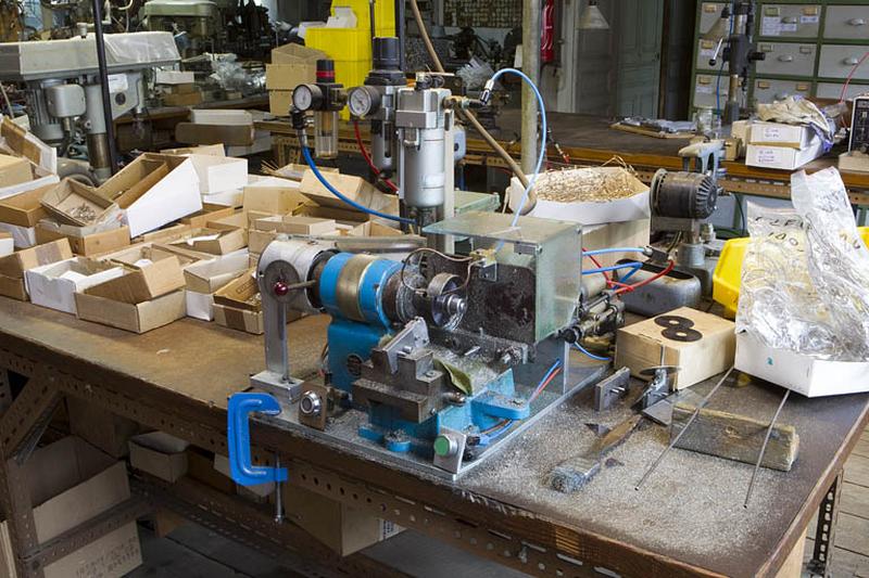 Machine à découper par scie à lame circulaire Berger et Métral