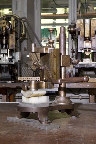 12 machines à cintrer les nez, les branches et les faces de lunettes dites coulisseaux