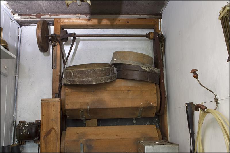 12 machines à décaper et à polir (tonneaux de polissage)