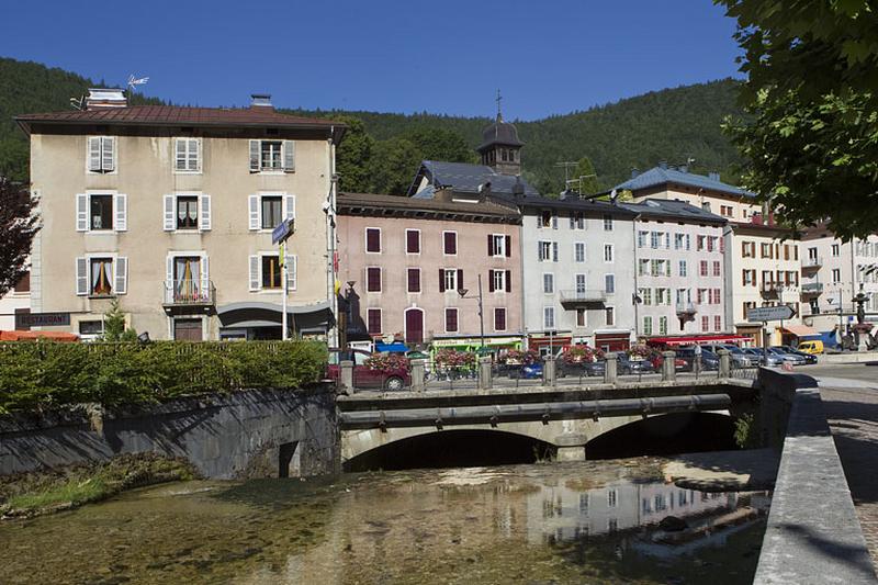 La Bienne à l'angle sud-est et le côté ouest.