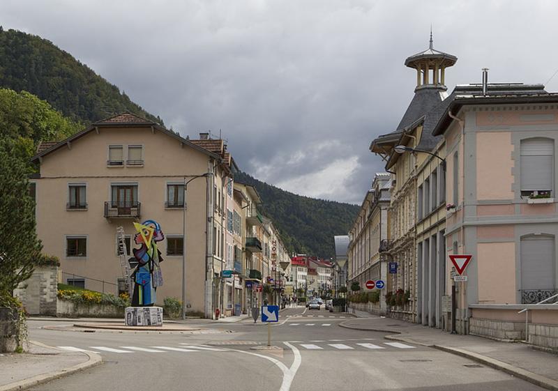 La rue de la République au carrefour avec l'avenue Charles de Gaulle.