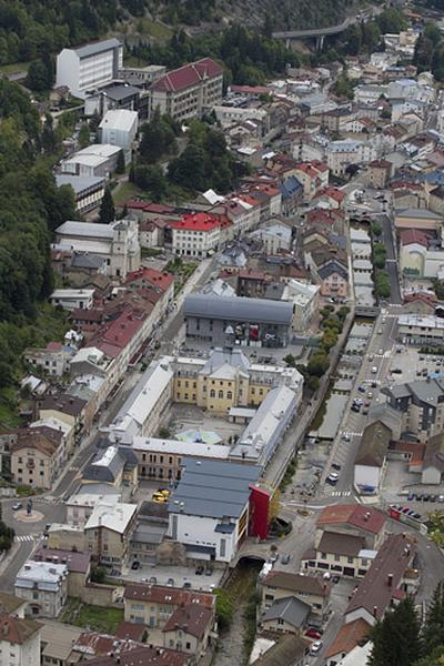 Vue d'ensemble plongeante sur les quartiers de l'hôtel de ville et de la place Henri Lissac, depuis le nord.