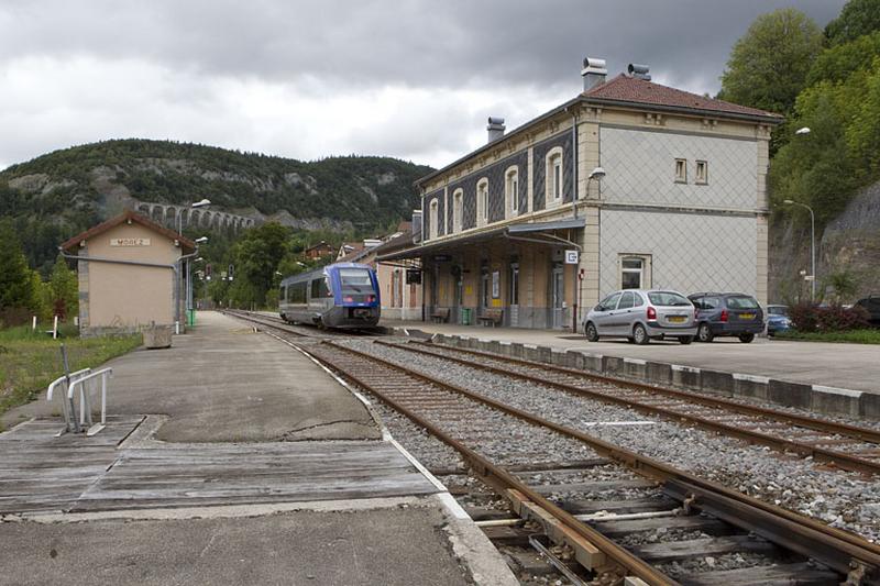 Bâtiment et abri de voyageurs, depuis le sud.