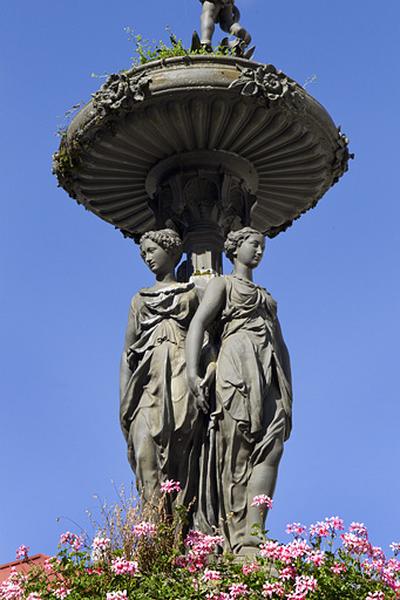 Les trois Grâces et la vasque.