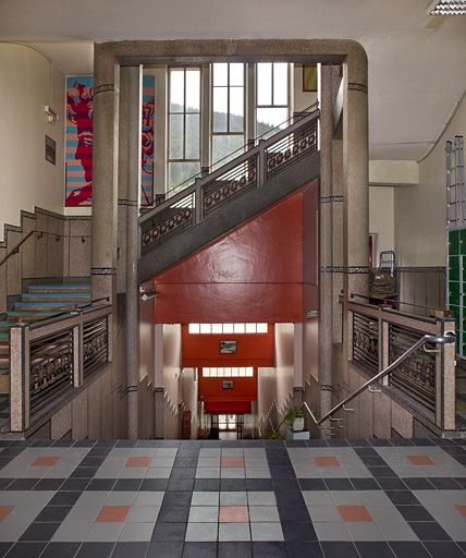 Bâtiment B : cage de l'escalier tournant, au rez-de-chaussée, et escalier monumental droit.