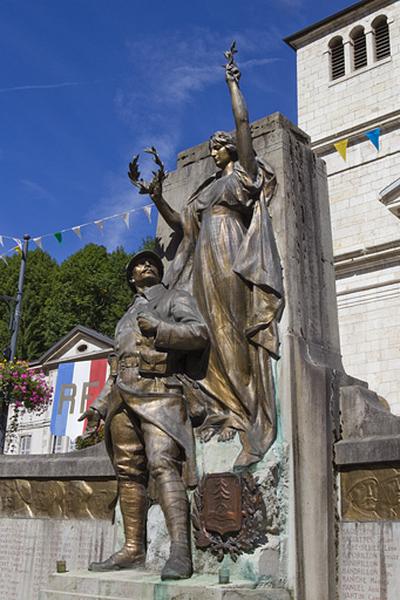 Groupe sculpté : vue d'ensemble, de trois quarts droite.