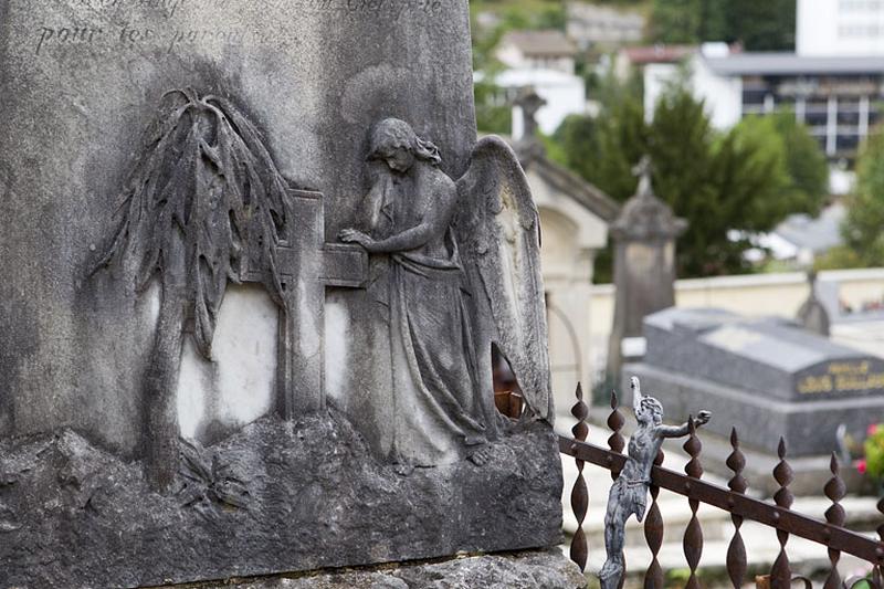 Stèle : ange, croix et arbre étêté.