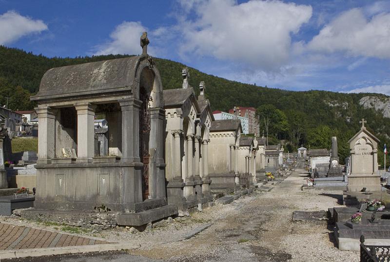 Tombeaux et chapelles funéraires du quartier 3, bordant l'allée le séparant du quartier 4 (à droite).