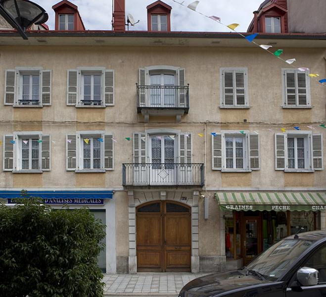 Vue d'ensemble de la façade antérieure.