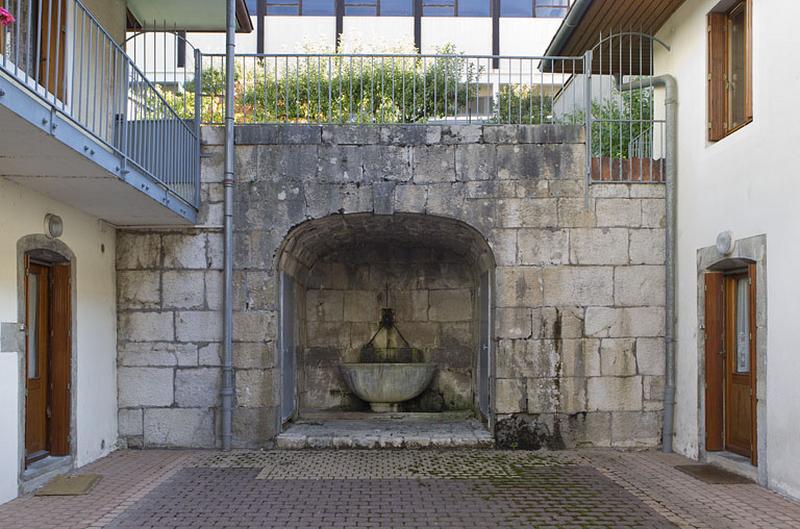 Mur de soutènement, niche et fontaine.
