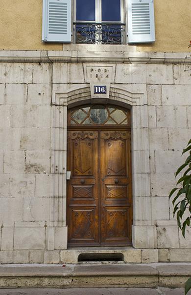 Façade antérieure : porte principale.