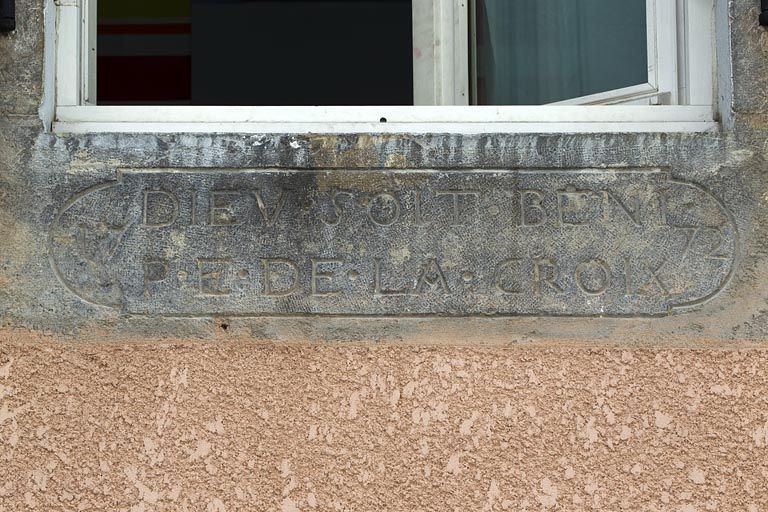 Linteau remployé comme appui de fenêtre.