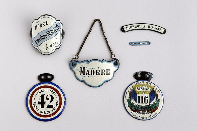 Exemple de production émaillée : plaques d'identification.