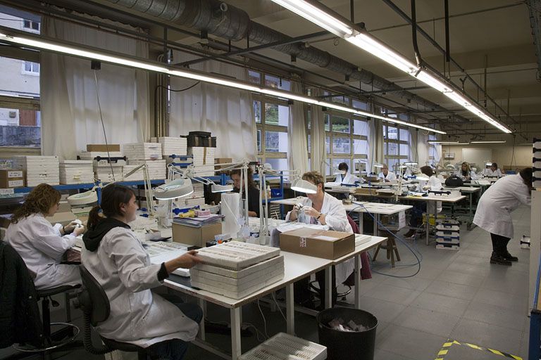 Intérieur d'un atelier : contrôle des lunettes.