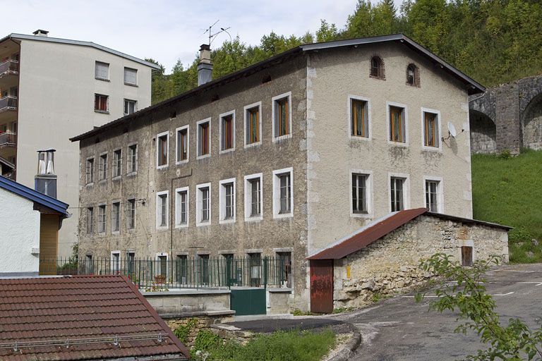 Façades antérieure et latérale droite.