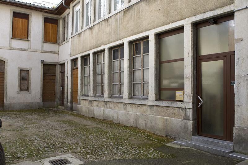 Immeuble (157 rue de la République) : atelier (à baies multiples) dans la cour.