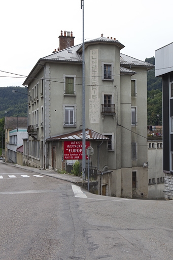 Façades antérieure et latérale droite.