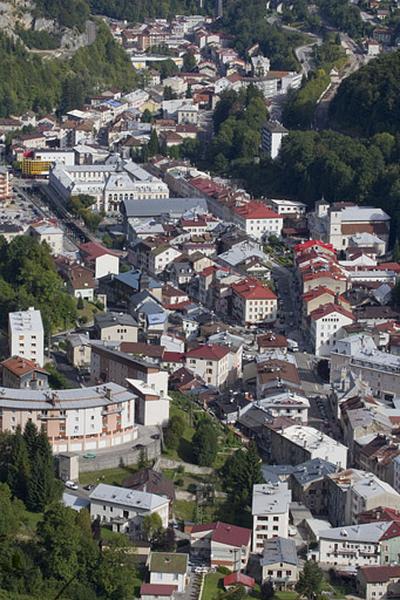 Vue d'ensemble plongeante sur la ville, depuis le belvédère du Béchet au sud.