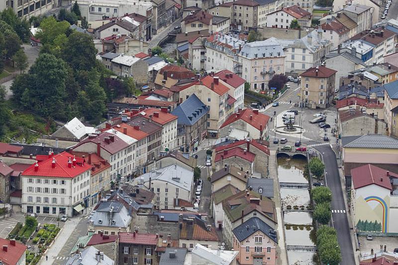 Vue d'ensemble plongeante sur le quartier et la place, depuis le nord-ouest.
