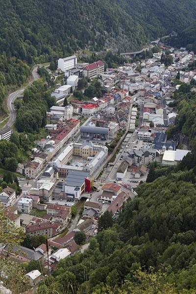Vue d'ensemble plongeante sur la vallée et le quartier de l'hôtel de ville, depuis le nord.
