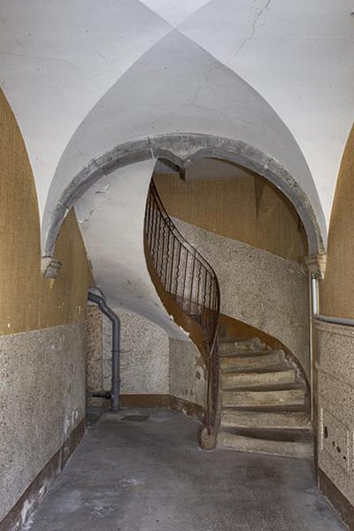 Couloir voûté et escalier.