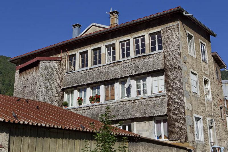 Ancien atelier de lunetterie (5 rue du Docteur Regad) : baies multiples et essentage de tavaillons.
