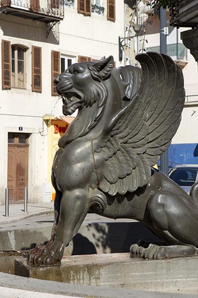 Fontaine aux lions, place Henri Lissac : l'un des lions ailés.