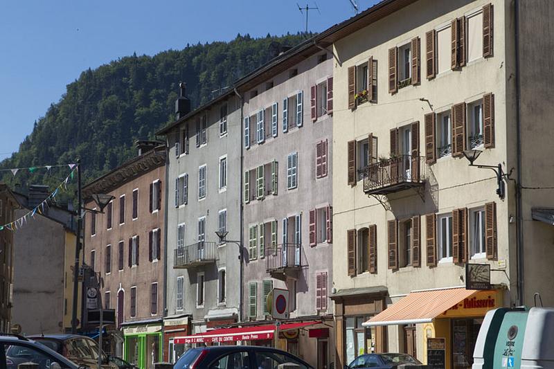 Elévation des bâtiments bordant le côté ouest.