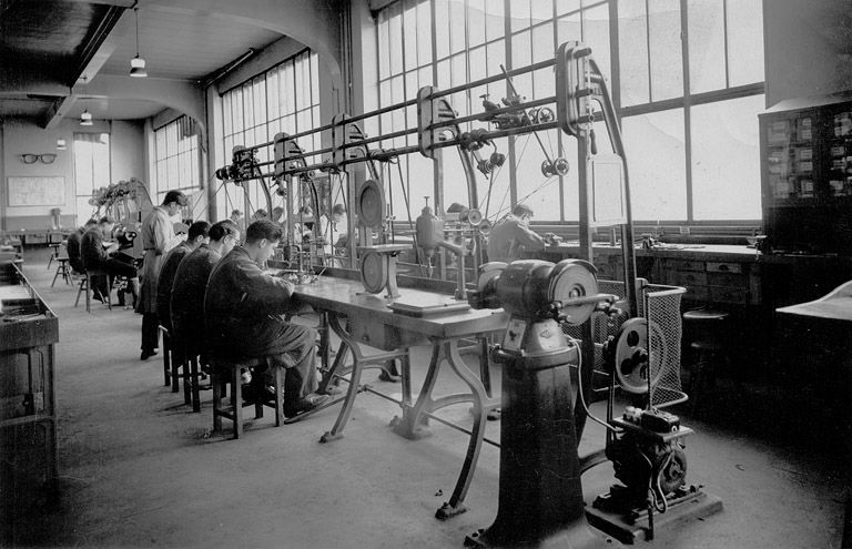 Lunetterie. Vue générale, prise du fond [fabrication des montures plastiques], photographie, par R. Ronget, s.d. [entre 1932 et 1949].