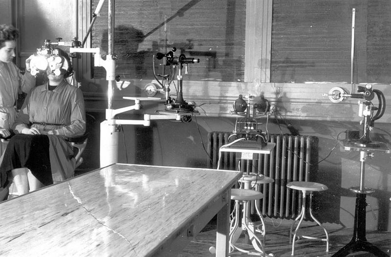 [Salle de ' prise de vue ' : mesure de la vision au réfracteur], 3e quart 20e siècle.