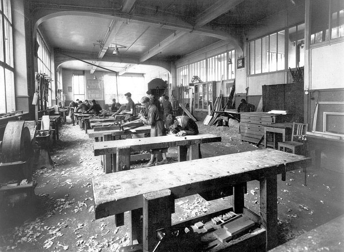 [Atelier de menuiserie], photographie, par R. Ronget, s.d. [entre 1932 et 1949].