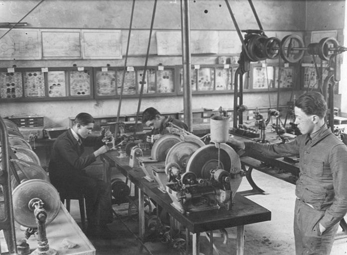 [Ecole pratique de Morez : intérieur de l'atelier de montage des verres], 1927