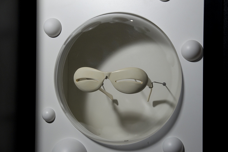 Lunettes en plastique Courrèges, inspirées de masques inuits, 1965. Collection du musée de la Lunette, Morez.