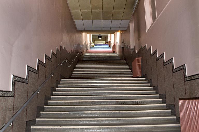 Bâtiment A : escalier monumental droit, depuis l'entrée quai Aimé Lamy.