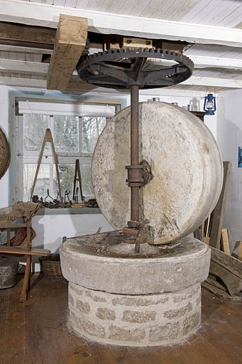 Meules de broyage installées dans le logis.