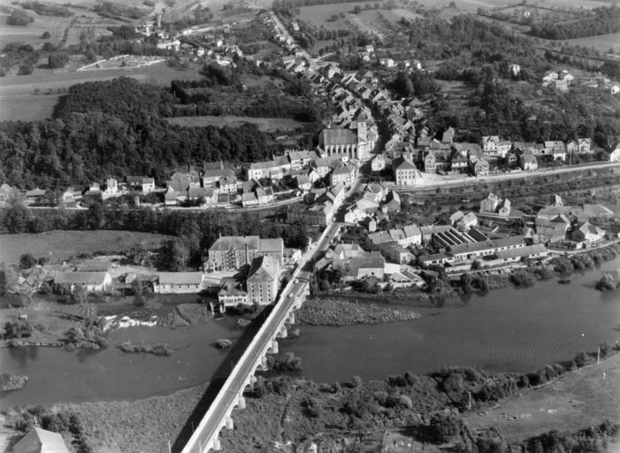 Vue aérienne depuis l'ouest.