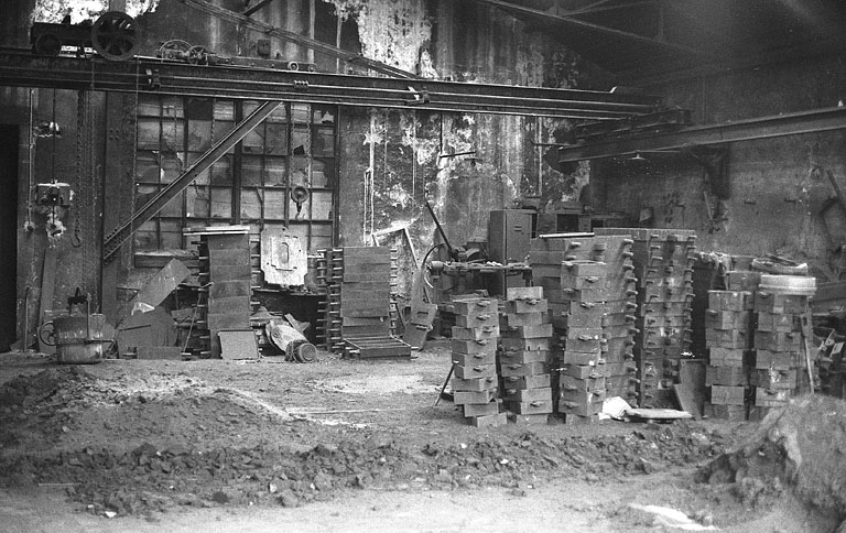 Atelier de fabrication. Châssis entreposés devant la grande étuve (à gauche).