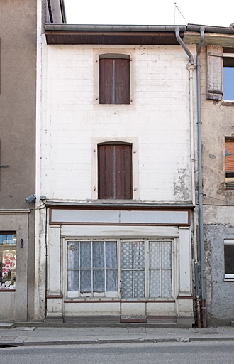 Ancien magasin de commerce au 8 rue du Vieux Moulin (2010 AL 136).