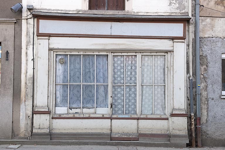 Ancien magasin de commerce au 8 rue du Vieux Moulin (2010 AL 136) : devanture.